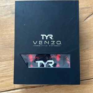 TYR women’s Venzo Genesis Closed Back, Plasma color. Sz 27 New in Box.